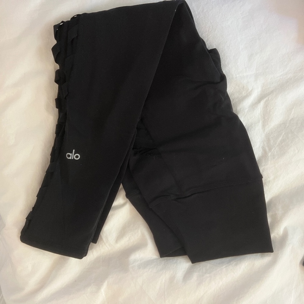 Alo – Chevron High Waist Capri Leggings - Picture 2 of 4